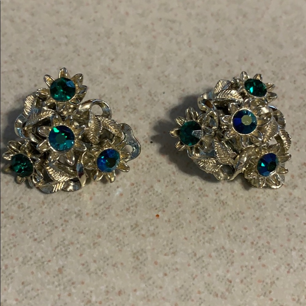 Pakula vintage rhinestone gold tone clip on flower earrings (546)